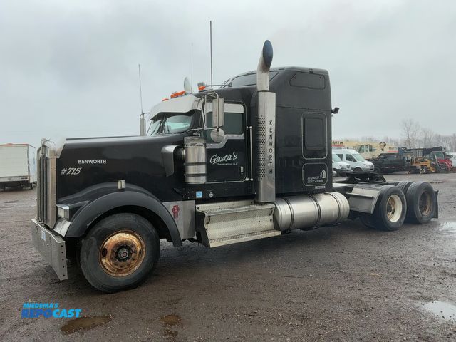 Lot 2-11614 - 2008 Kenworth W900 Semi Truck