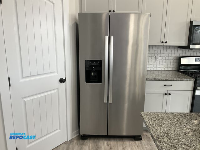 Lot 2-94450 - Amana AS12575GRS01 Refrigerator/Freezer Has in door water dispenser and ice