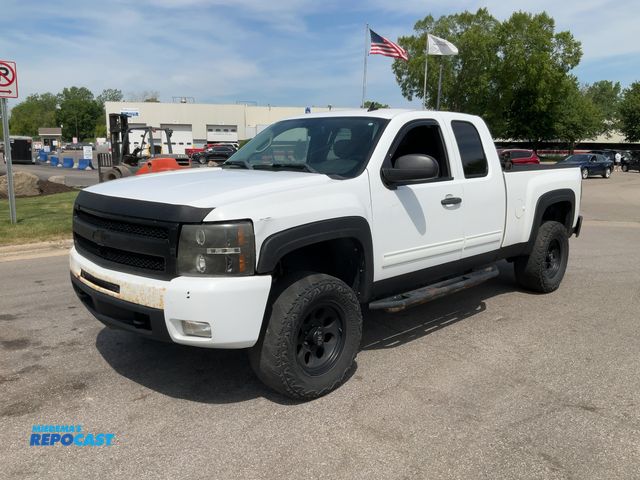 Lot 2-45620 - 2011 Chevrolet Silverado 1500 LT Extended Cab Standard Box Pickup Truck 4x4