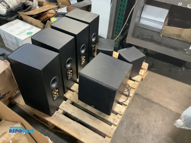 Lot 2-18305 - Bowers &amp; Wilkins600 series premium speakers, 4 tall, 2 bookshelf and powered subwoofers
