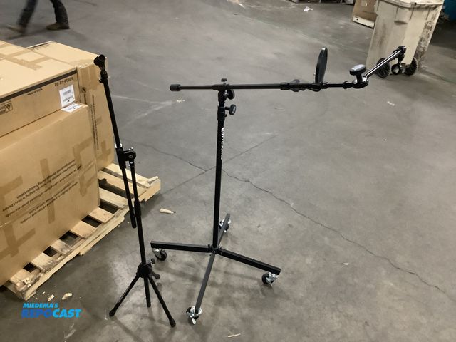 Lot 2-24390 - 2 microphone stands