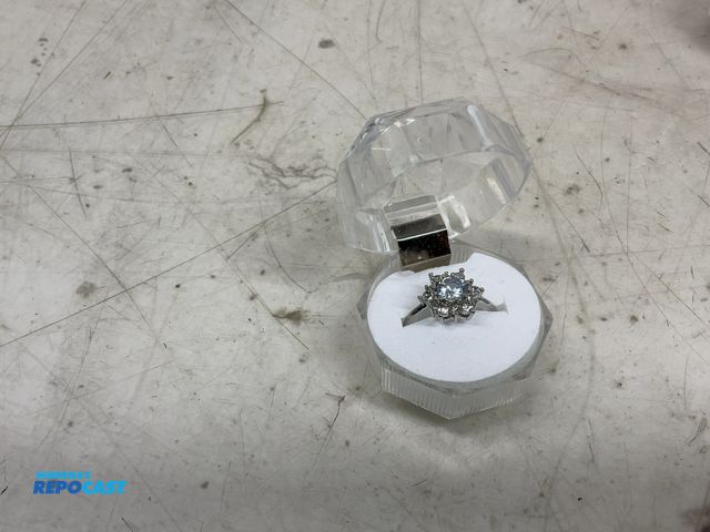 Lot 2-10047 - Gold diamond cluster ring surrounded by other ancient diamonds size 8 case included