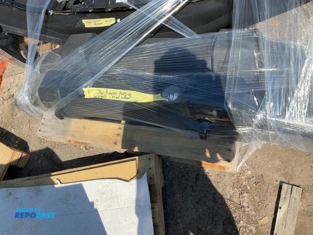 Lot 2-75961 - (2) Jeep bumpers 2023–24 with lights – front and rear