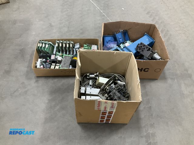 Lot 2-60823 - Industrial Electronics Lot, Allen Bradley SLC modules, Telemecanique light stacks, relays, contactor...