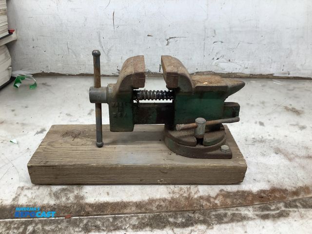 Lot 2-92022 - Small bench vise (green)