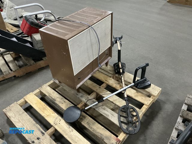 Lot 2-23817 - Lot of (2) metal detectors, and a sears 155. 850274 gas space heater