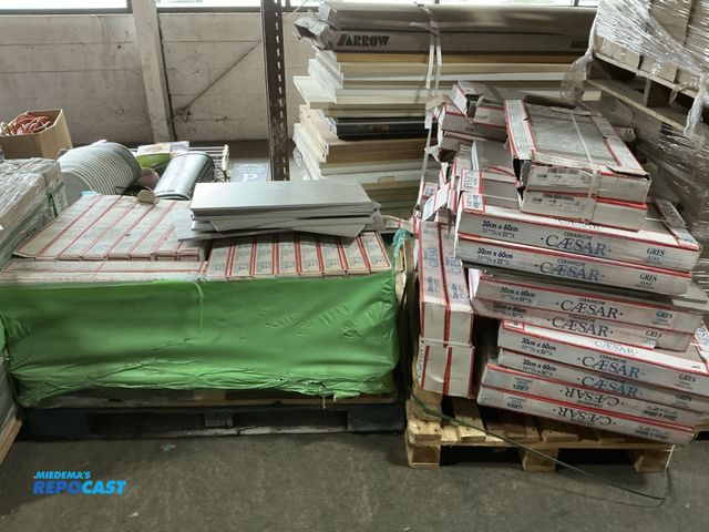 Lot 2-34735 - 2 Skids of Ceramiche Caesar Tile, 30cm x 60cm per tile, Grey Color