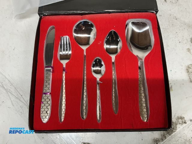 Lot 2-92172 - MHSCULTLERY - a project of SHEERAZ &amp; SONS - Stainess Steel Flatware set