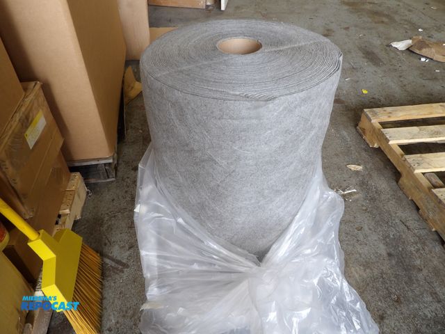 Lot 2-53284 - new Condor Absorbent roll 30" x 150' universal fluid, gray, perforated, #35ZR29