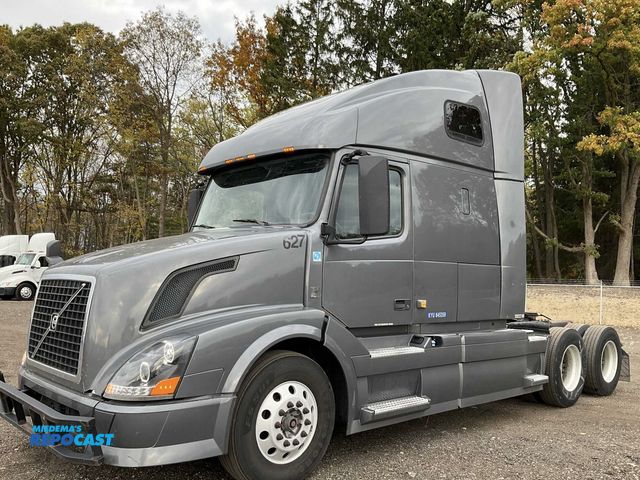 Lot 2-44994 - 2014 Volvo VNL 6x4 Semi Truck