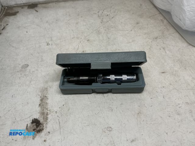 Lot 2-23074 - VESSEL IMPACT TYPE DRIVER NO.2500 With Booklet All 4 Bits And Blue Metal Case