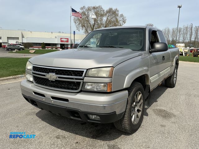 Lot 2-79712 - 2006 Chevrolet Silverado 1500 LS Extended Cab Standard Box Pickup Truck 4x4