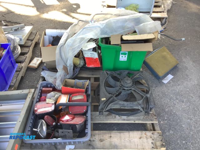 Lot 2-99098 - Skid lot of misc. vehicle items including jump starter, lights, fan, and other automotive components