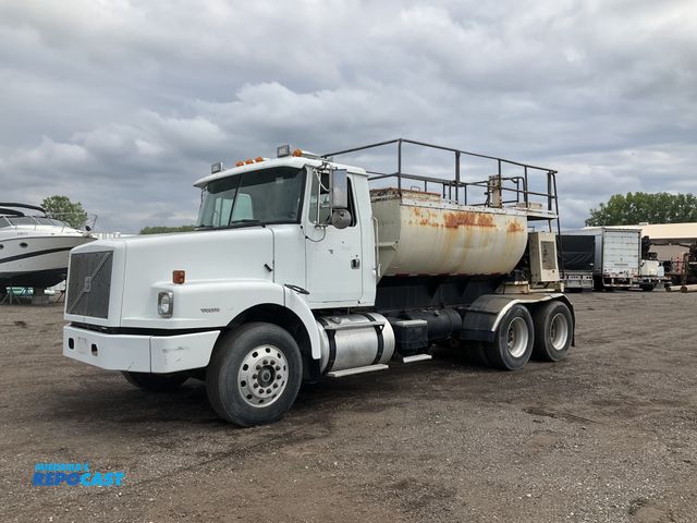 Lot 2-44418 - 1997 Volvo WG64T Hydro-Seeding Truck