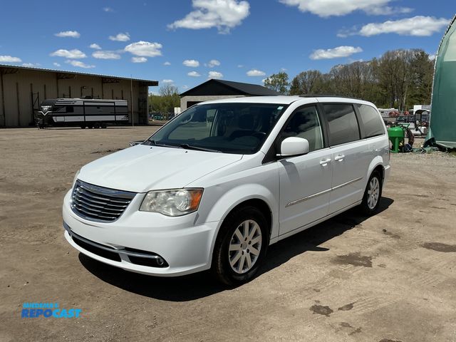 Lot 2-23293 - 2015 Chrysler Town &amp; Country Touring Mini Van FWD