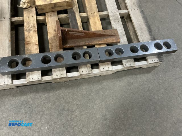 Lot 2-69064 - Lot of (2) machinist setup bars and an iron bracket