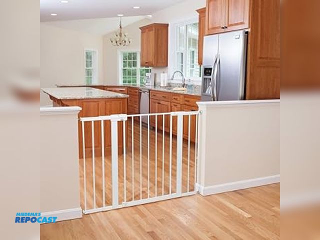 Lot 2-92043 - 1 New LWN-FBA-464 Plastic  Safety gates.expert safety door/stairway guard, white (first picture migh...