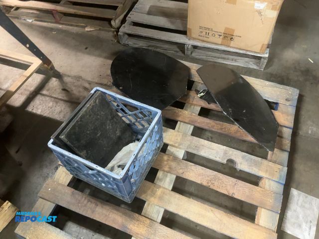 Lot 2-75752 - snow plow wings with all hardware