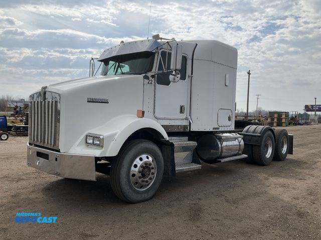 Lot 2-11009 - 2000 Kenworth T800 Semi Truck