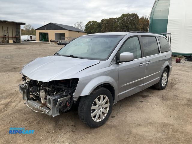Lot 2-31271 - 2016 Chrysler Town &amp; Country Touring Mini Van FWD