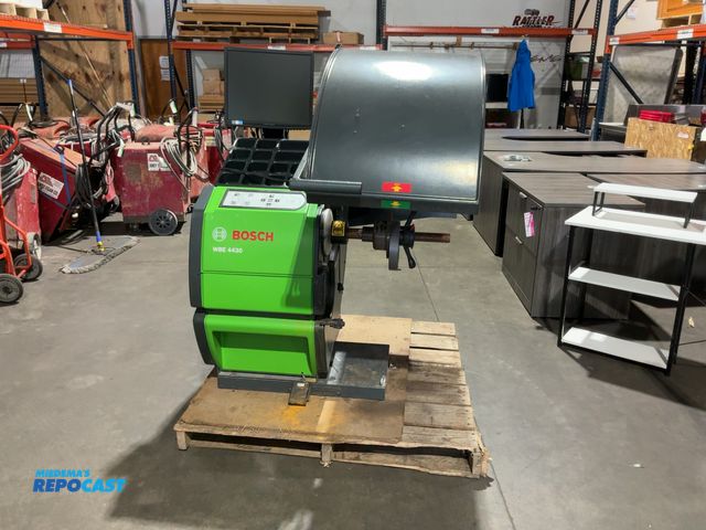 Lot 2-22641 - Bosch WBE 4430 high-performance, digital wheel balancer equipped with a 19-inch monitor display and ...