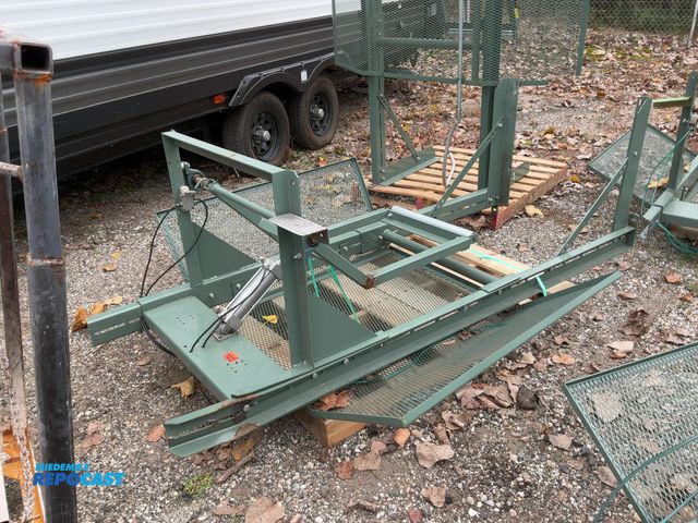 Lot 2-69403 - Pneumatic box pusher