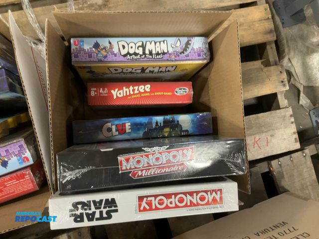 Lot 2-67775 - Box of assorted board games: Dogman, Yahtzee, Clue, Monopoly