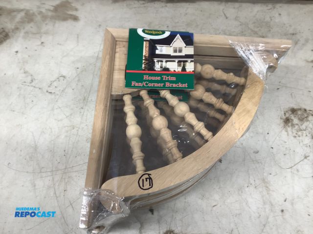 Lot 2-93503 - 6 New Unfinished Oak Spindle Fan/Corner Brackets 1 1/2” x 12” x 12”