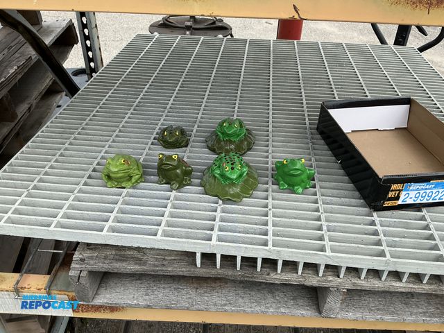 Lot 2-99922 - box of 6 frog cement yard art