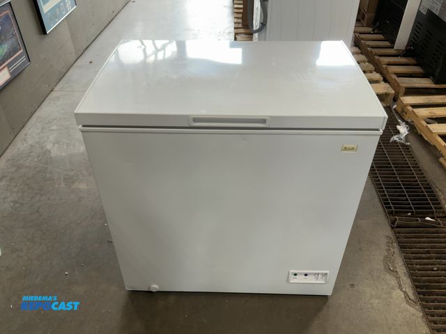 Lot 2-11542 - Scratch & Dent Avanti CF7F0W Garage Ready Convertible Chest Freezer