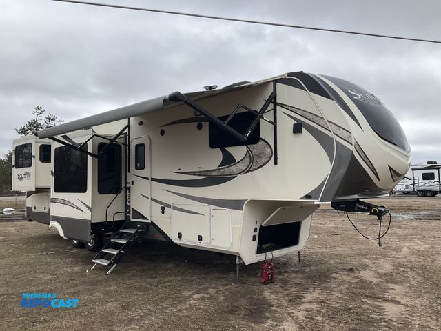 Lot 2-61148 - 2018 Solitude . Camper Travel Trailer