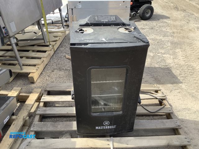 Lot 2-76954 - Masterbuilt MB20073519 120VAC 30-inch digital electric smoker