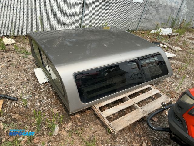 Lot 2-18390 - Chevrolet 1500 Truck Topper