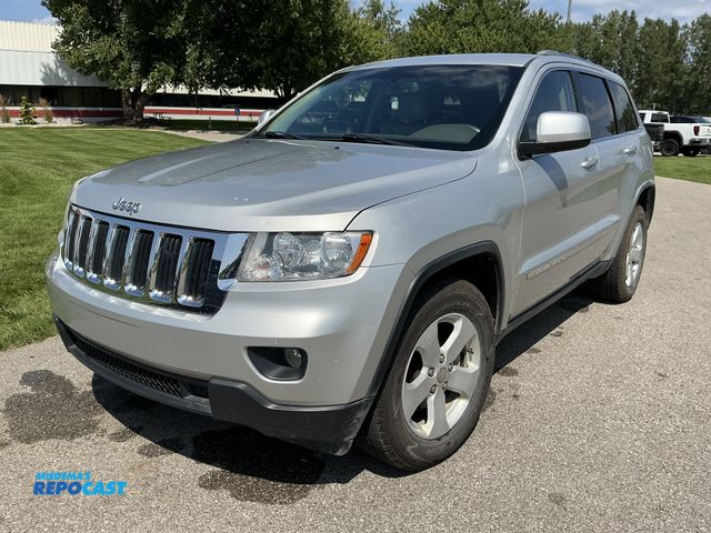 Lot 2-36729 - 2011 Jeep Grand Cherokee Laredo SUV 4x4