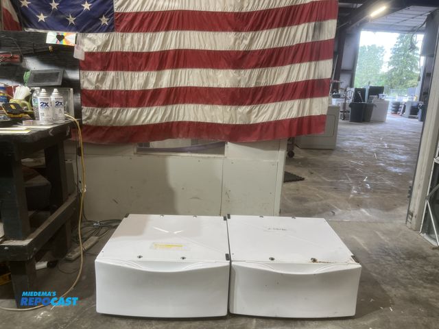 Lot 2-59096 - whirlpool storage pedestal for front load set