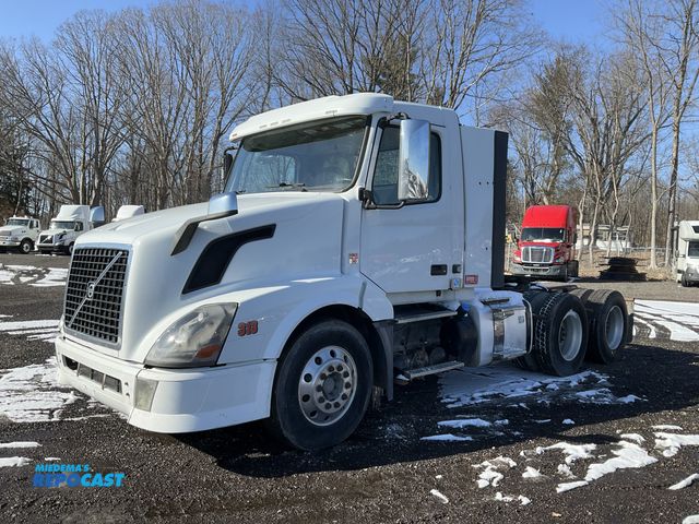 Lot 2-42792 - 2013 Volvo VNL 6x4 Day Cab Semi Truck