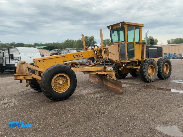 Lot 2-40864 - John Deere 670A Grader