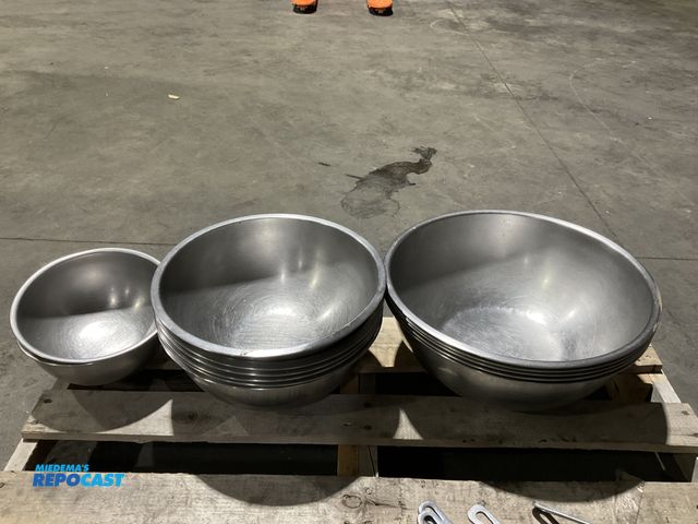 Lot 2-55078 - Lot of stainless steel mixing bowls including (5) 15” bowls, (6) 12” bowls, and (2) 9” bowls.