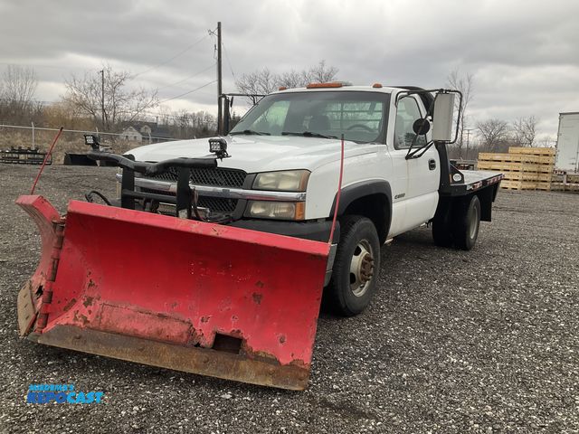Lot 2-11053 - 2003 Chevrolet Silverado Regular Cab Flatbed Pickup Truck 4x4
