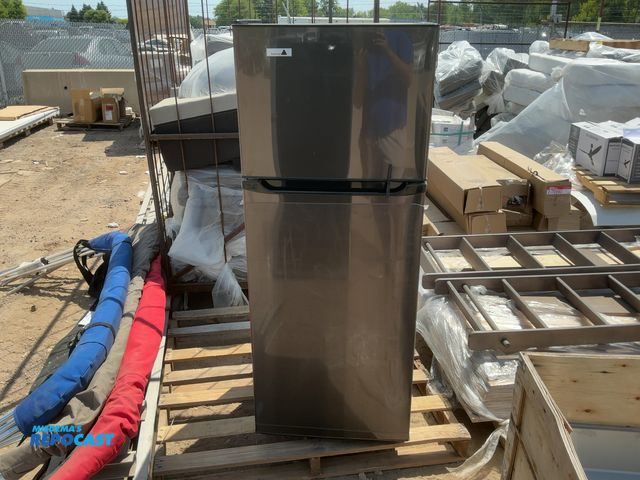Lot 2-76992 - Scratch & Dent Cannon WD-282FWDC-BS-6 Refrigerator/Freezer