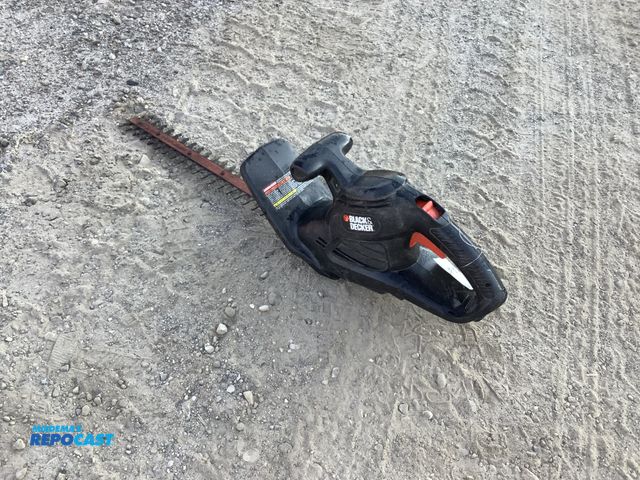 Lot 2-95007 - Black &amp; Decker 16-inch electric hedge trimmer TR017