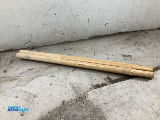 Lot 2-33973 - 4 sledge hammer handles