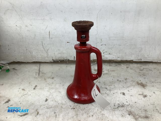 Lot 2-92020 - 1-1/4  X 8 Floor or House jack, workable