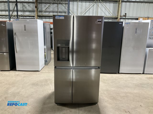 Lot 2-91191 - Scratch & Dent Free Standing Frigidaire Gallery  GRQC2255BF03 Refrigerator/Freezer