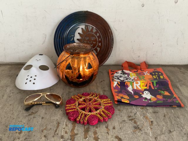 Lot 2-99478 - Lot of Halloween items