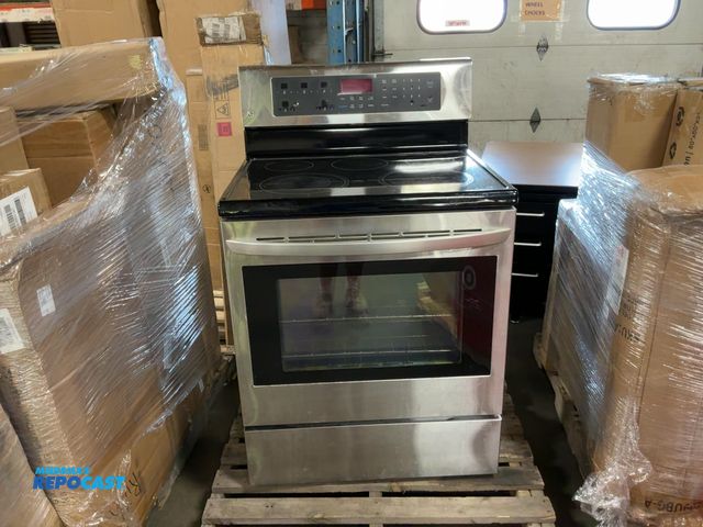 Lot 2-95941 - Electric LG LRE3083ST Stove