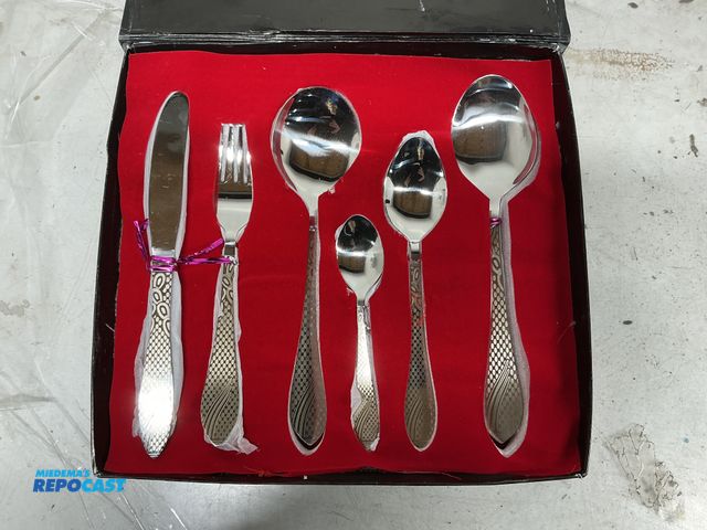 Lot 2-92174 - MHSCULTLERY - a project of SHEERAZ &amp; SONS - Stainess Steel Flatware set