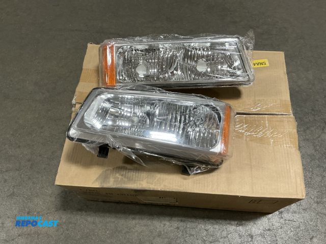 Lot 2-76271 - Set of KAC KC9LAH00700U1 Headlights. Compatible Car Models: 2003-2006 Chevrolet Avalanche 1500.