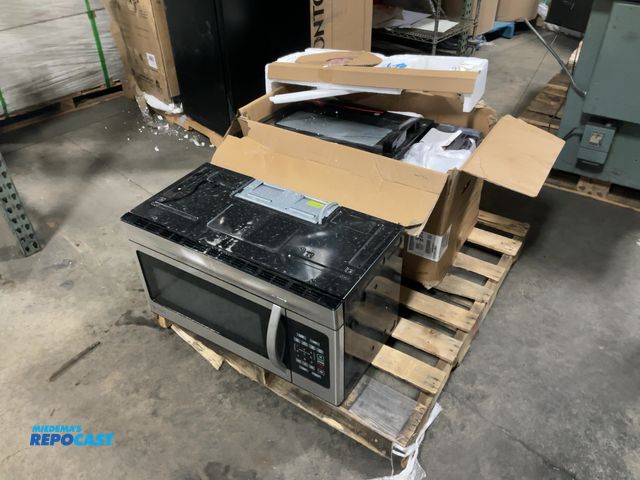 Lot 2-74071 - Lot of (2) Scratch and dent microwaves: (1) Invision OTR1603S, and (1) GE JNM3184DP9BB