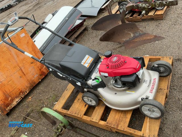 Lot 2-15058 - Honda self-propelled walk behind Lawn Mower w/ rear bagger attachment - has a 21" wide cutting deck,...